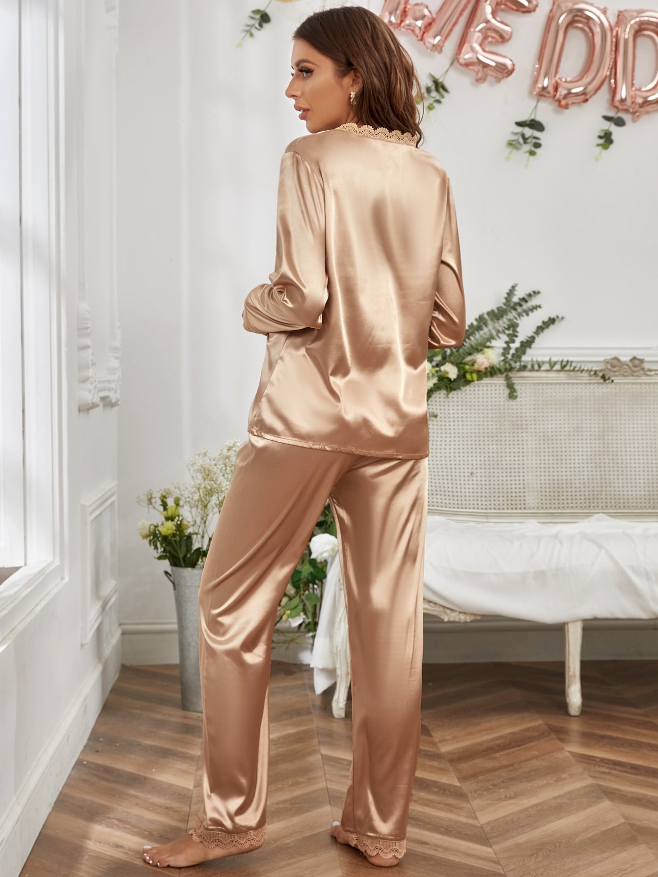 Pijama Longo Feminino de Inverno de Cetim Decote V
