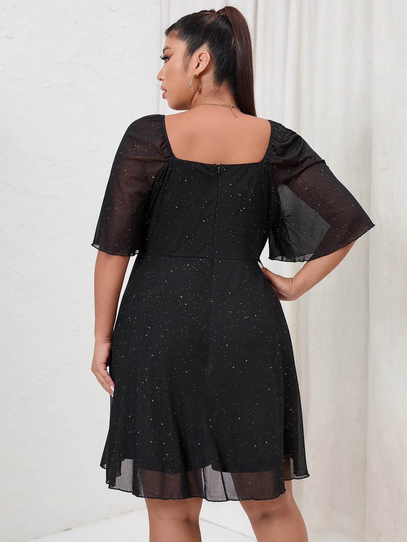 Vestido de Festa Curto Plus Size Brilhoso