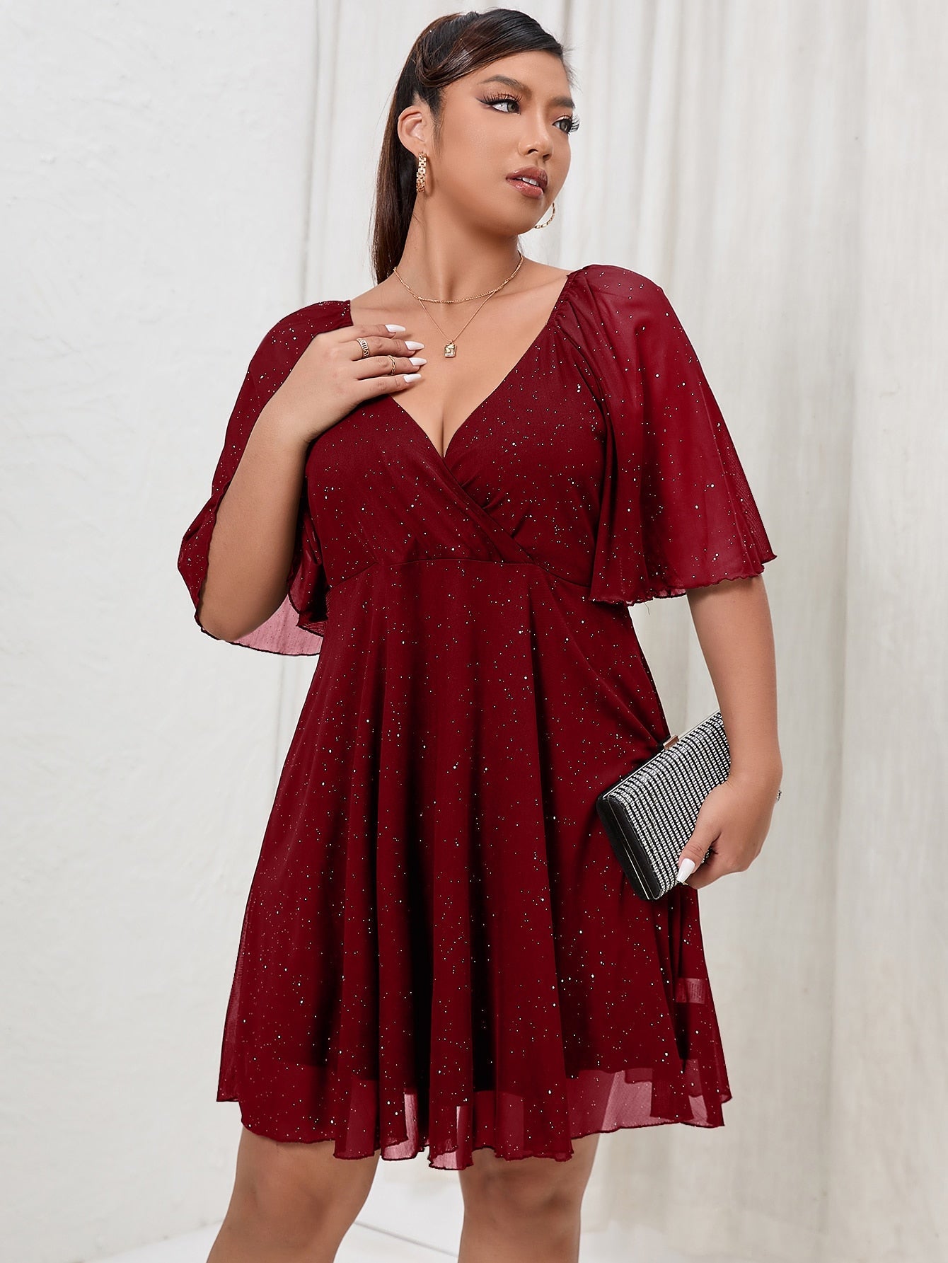 Vestido de Festa Curto Plus Size Brilhoso