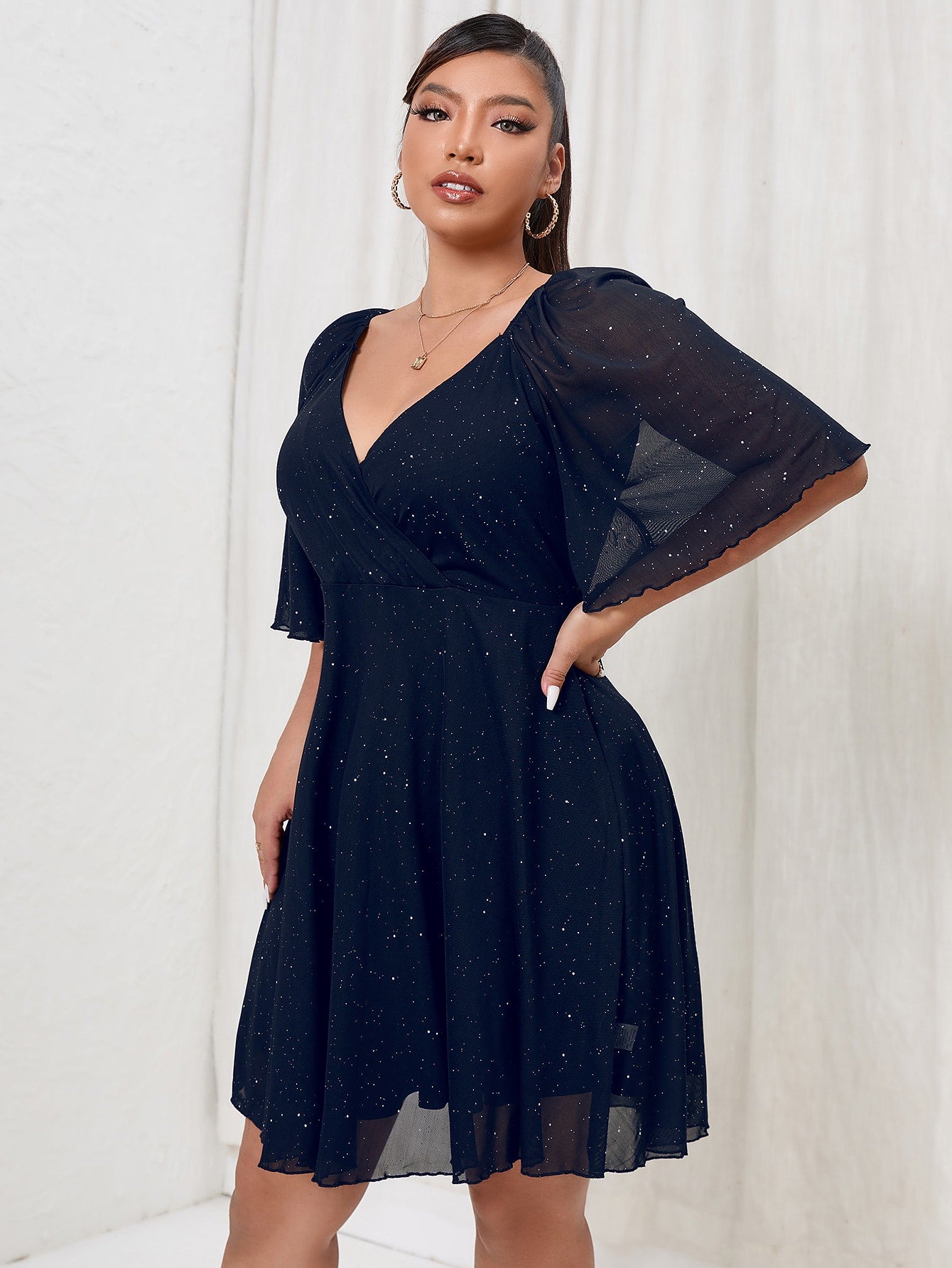 Vestido de Festa Curto Plus Size Brilhoso