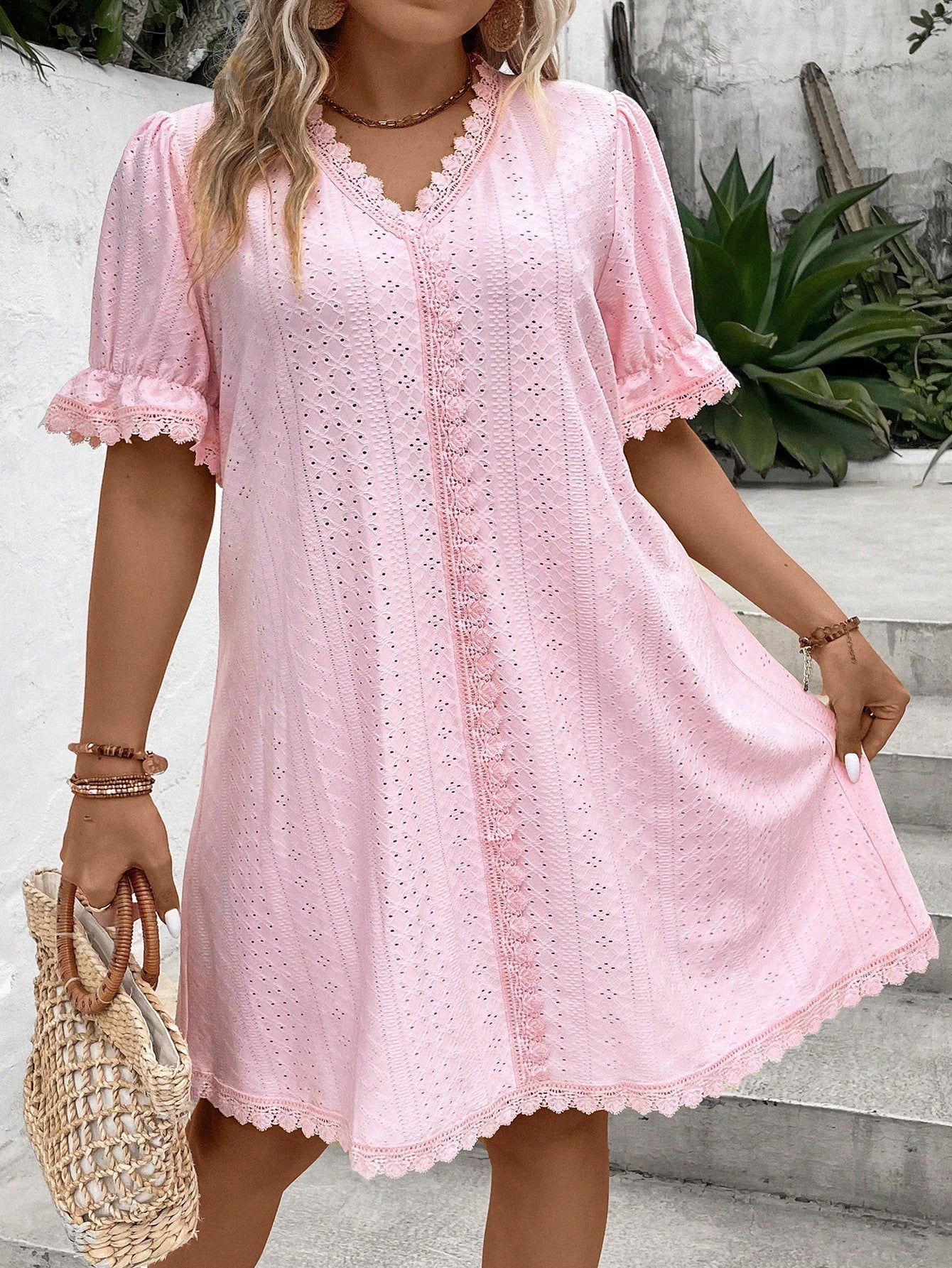 Vestido Curto Plus Size de Renda