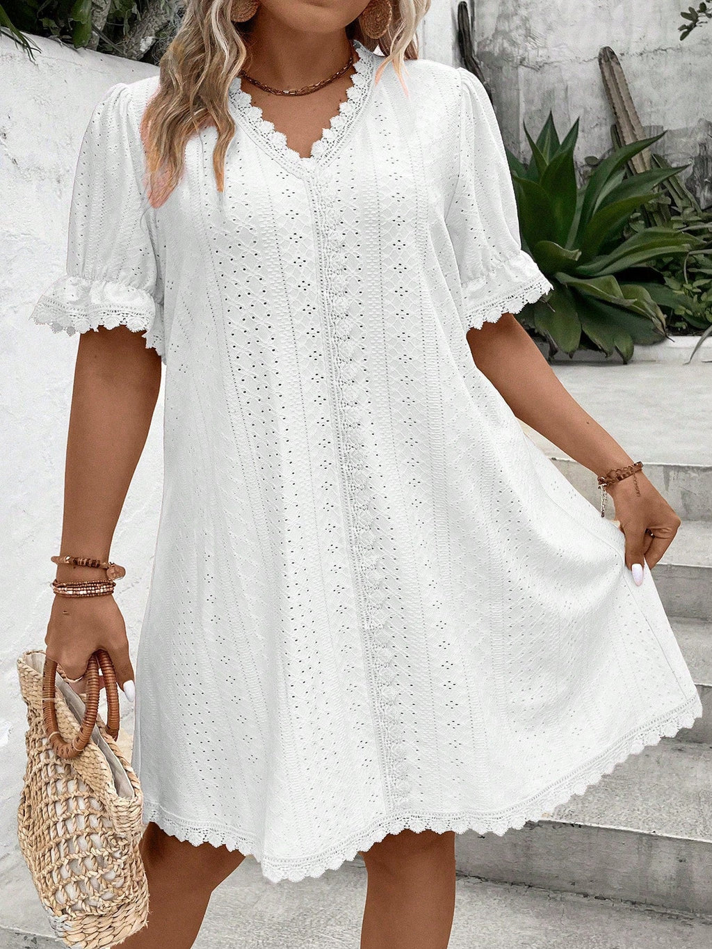 Vestido Curto Plus Size de Renda