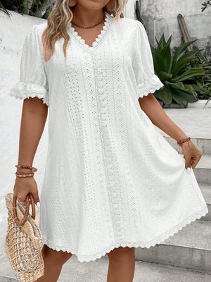 Vestido Curto Plus Size de Renda