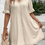Vestido Curto Plus Size de Renda