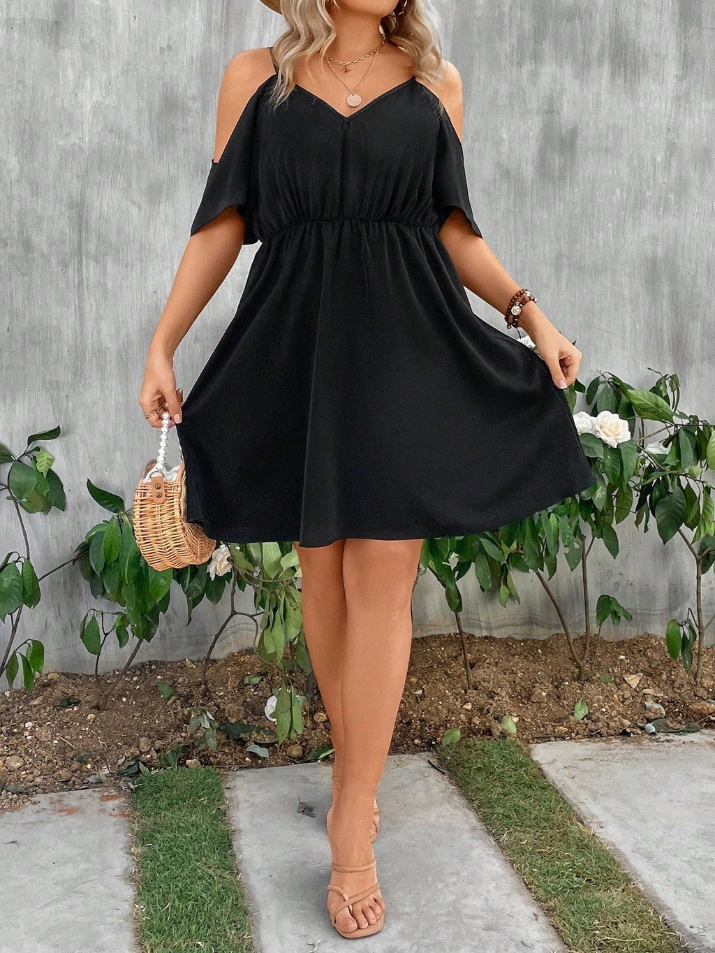 Vestido Curto Plus Size Feminino Regata Com Ombros Vazados