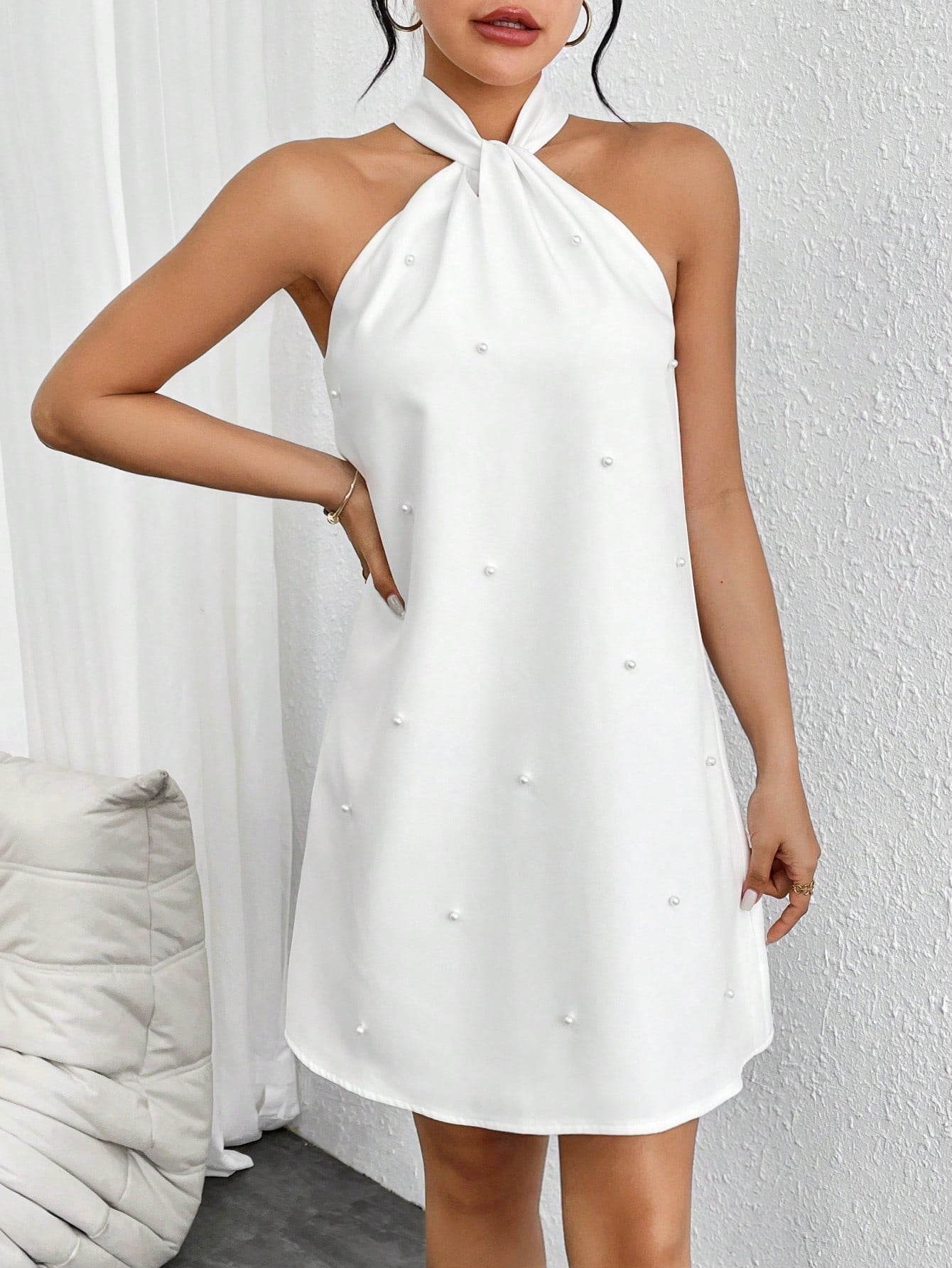 Vestido Curto Feminino Amarrado no Pescoço com Pérolas