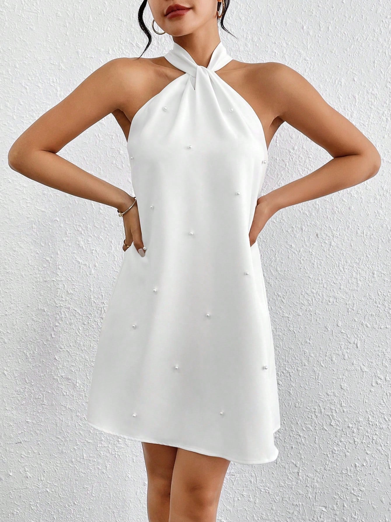 Vestido Curto Feminino Amarrado no Pescoço com Pérolas