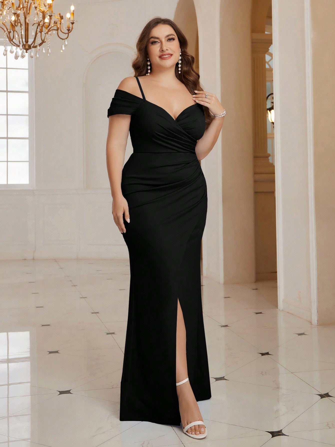 Vestido Longo Plus Size Festa com Fenda Ombro a Ombro