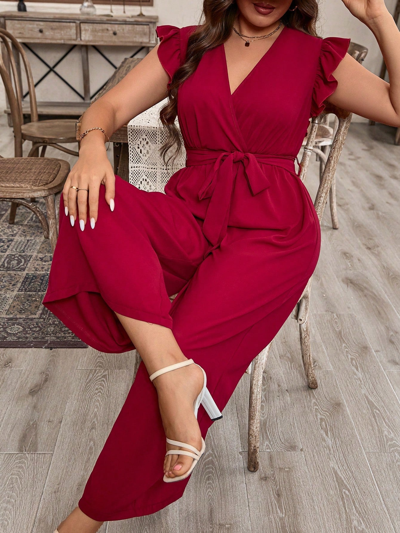 Macacão Feminino Plus Size Decote V Manga com Babado