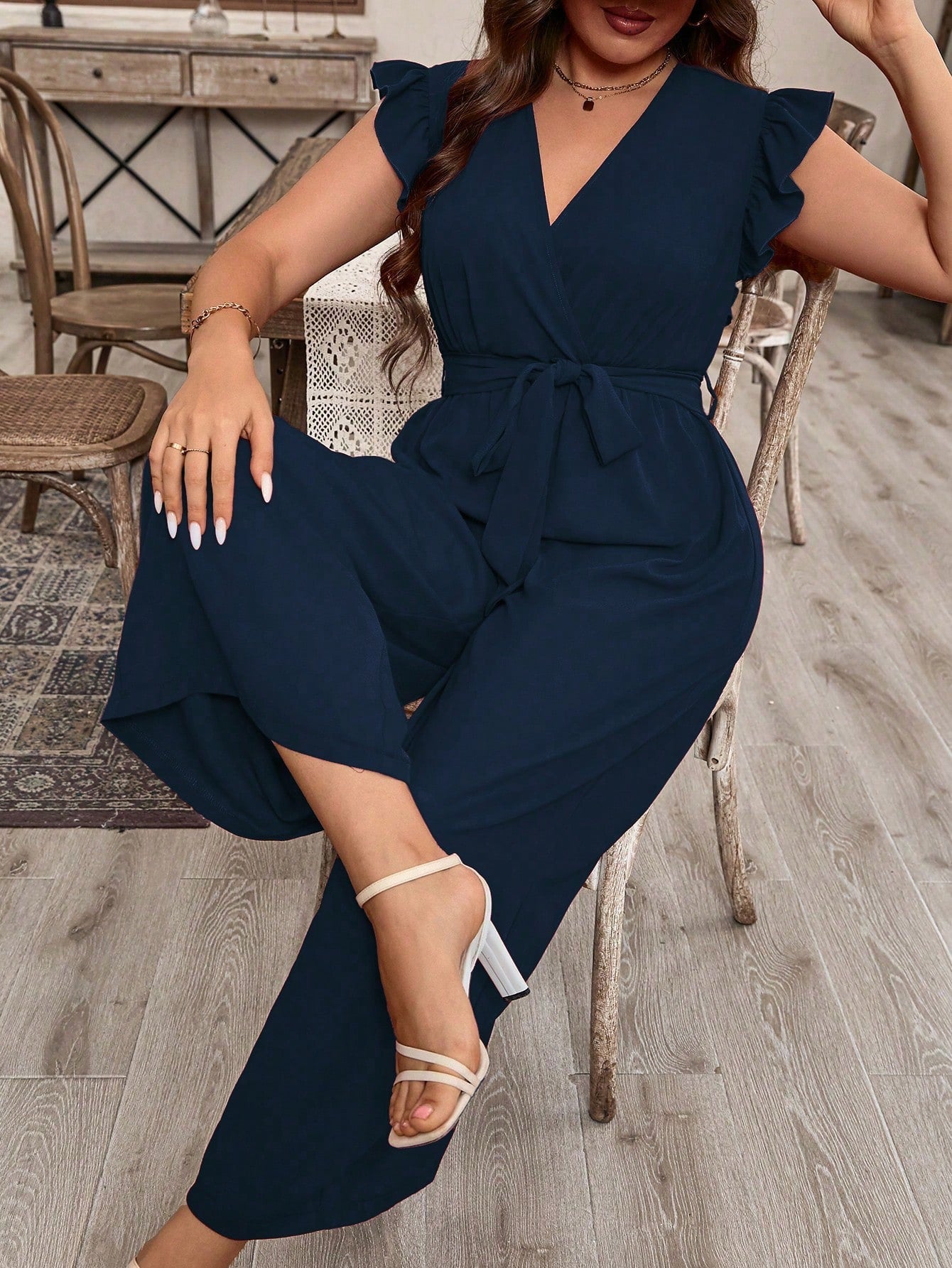Macacão Feminino Plus Size Decote V Manga com Babado