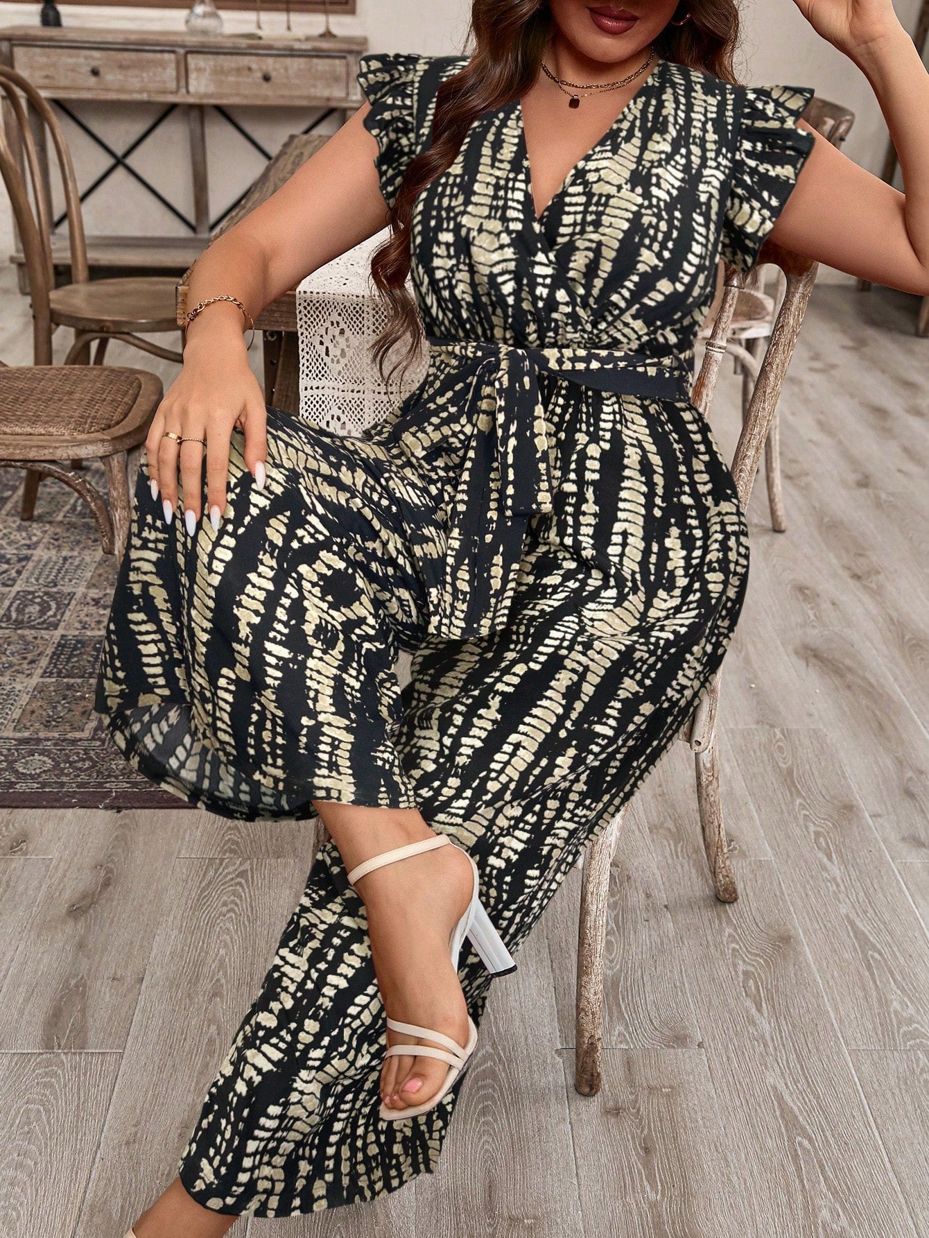 Macacão Feminino Plus Size Decote V Manga com Babado