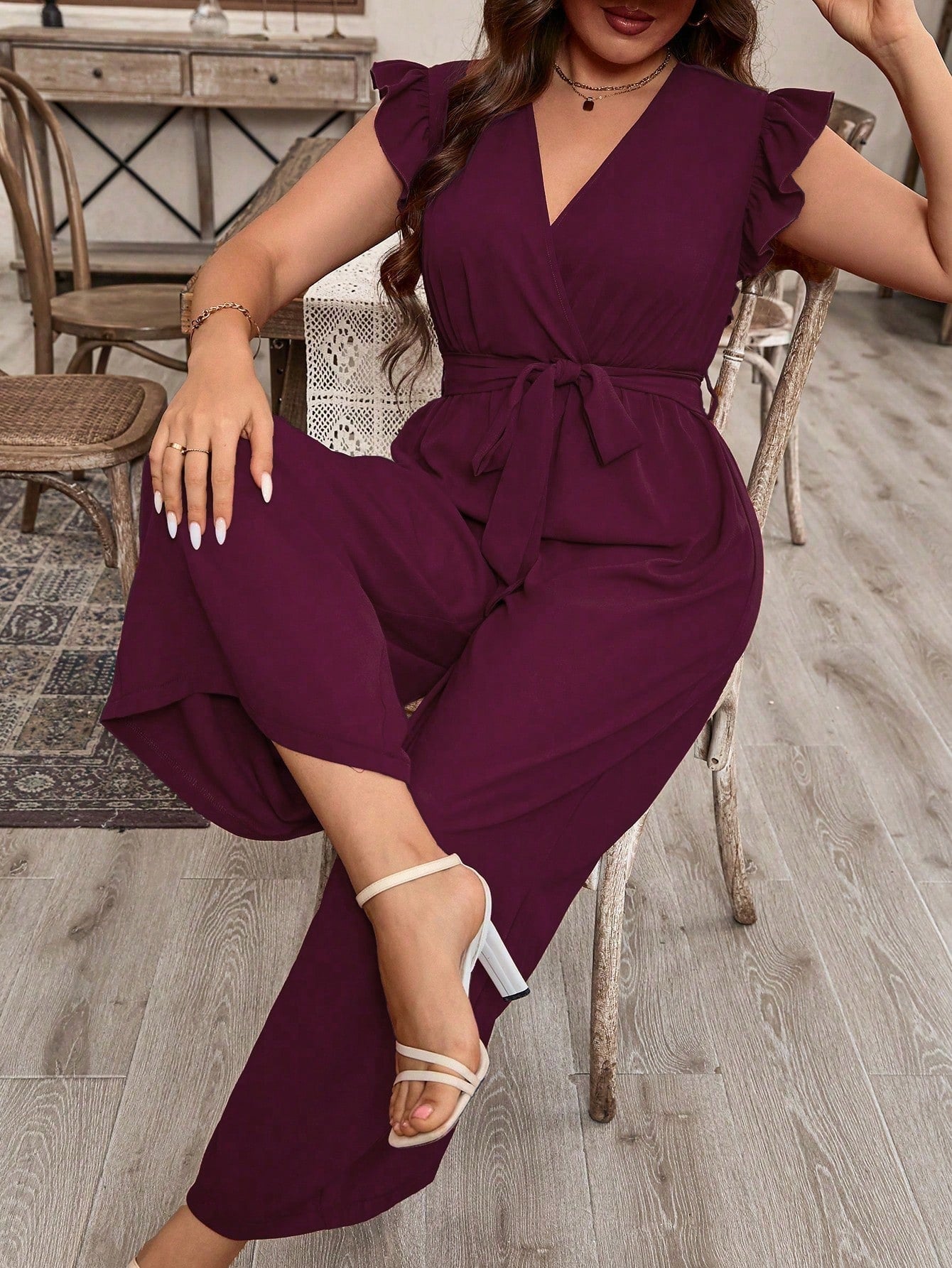 Macacão Feminino Plus Size Decote V Manga com Babado