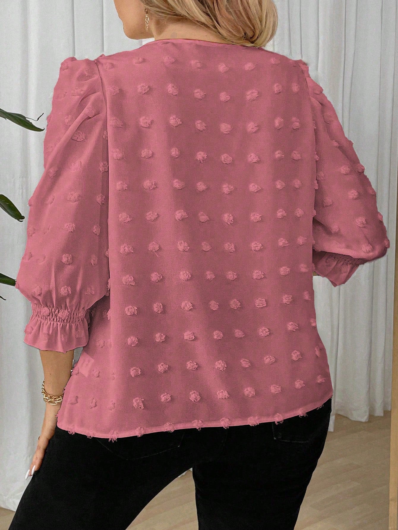 Relaxiva Camisa Casual com Gola Careca, Manga Média e Bolinhas Suíças em Cor Sólida, Plus Size