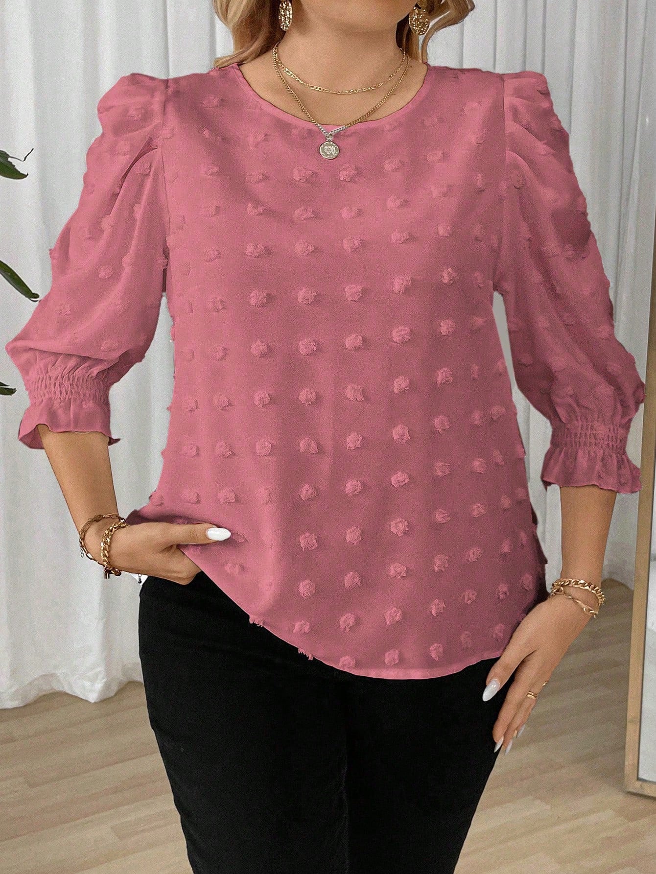 Relaxiva Camisa Casual com Gola Careca, Manga Média e Bolinhas Suíças em Cor Sólida, Plus Size