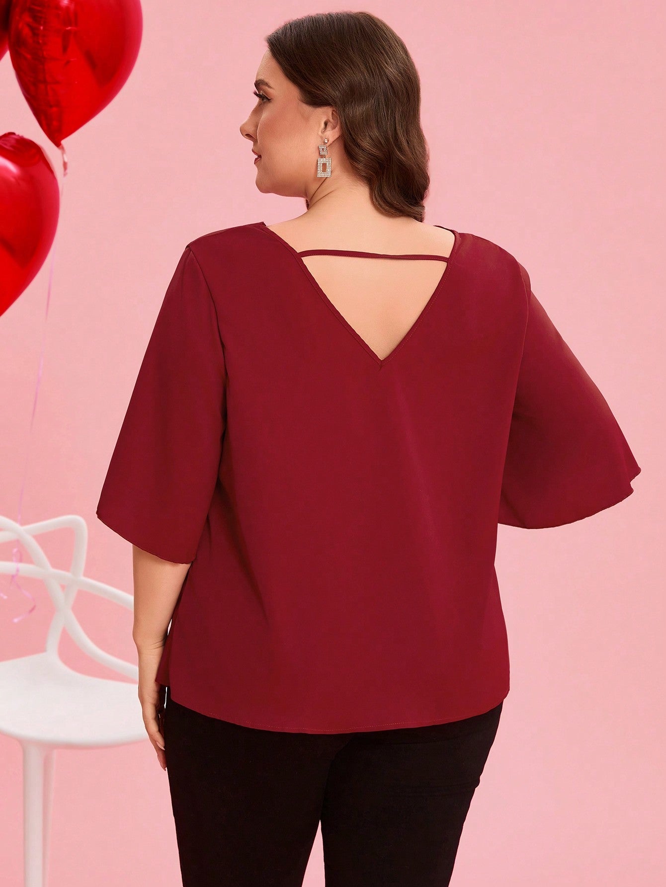 Clasi Camisa com Bainha Arqueada, Decote em V e Manga Fendida em Cor Sólida para Mulheres Plus Size, Look de Dia dos Namorados