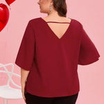 Clasi Camisa com Bainha Arqueada, Decote em V e Manga Fendida em Cor Sólida para Mulheres Plus Size, Look de Dia dos Namorados
