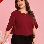 Clasi Camisa com Bainha Arqueada, Decote em V e Manga Fendida em Cor Sólida para Mulheres Plus Size, Look de Dia dos Namorados