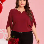 Clasi Camisa com Bainha Arqueada, Decote em V e Manga Fendida em Cor Sólida para Mulheres Plus Size, Look de Dia dos Namorados