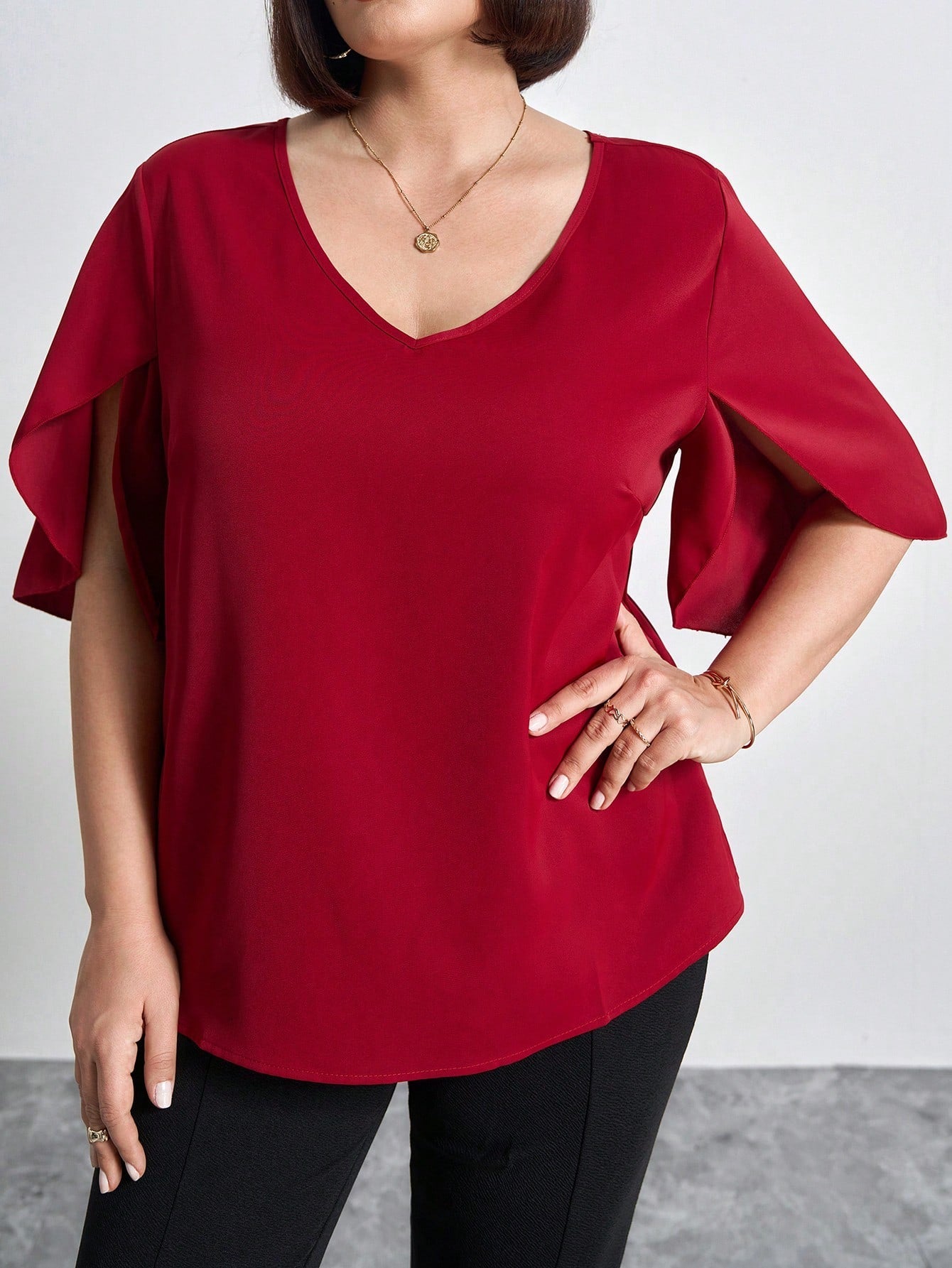 Clasi Camisa com Bainha Arqueada, Decote em V e Manga Fendida em Cor Sólida para Mulheres Plus Size, Look de Dia dos Namorados